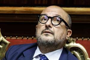 De Luca definitivo sulle gaffe di Sangiuliano: “Invitatelo a feste e battesimi” | Dalla D’Urso, alla Fallaci: ecco gli scivoloni del ministro De Luca definitivo sulle gaffe di Sangiuliano: “Invitatelo a feste e battesimi” | Dalla D’Urso, alla Fallaci: ecco gli scivoloni del ministro