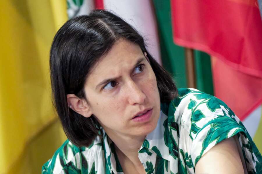 Cesena si trasforma in un ring con la resa dei conti tra Uggetti (che incassa applausi) e Schlein: “Mi telefoni o no? No”