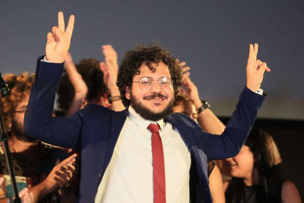 Foto Michele Nucci/LaPresse 
23 Luglio 2023 – Bologna, Italia 
cronaca 
Nella foto: Patrick Zaky, lo studente egiziano ricercatore di Bologna con il magnifico rettore Giovanni Molari e la professoressa Rita Monticelli al suo rientro in Italia dopo aver ricevuto la grazia dal presidente egiziano Abdel Fattah al-Sisi al termine di un periodo di detenzione in carcere di circa 22 mesi.
Nella foto Patrik Zaki e la fidanzata Reny Iskander