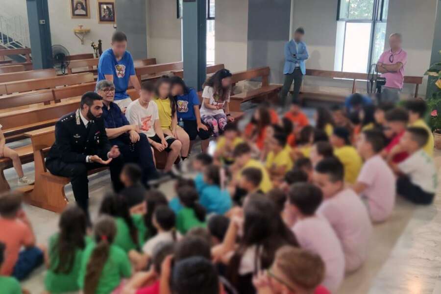 Bimbo di 5 anni abbraccia carabiniere: “Sei venuto di notte e hai arrestato papà, sei stato bravo”