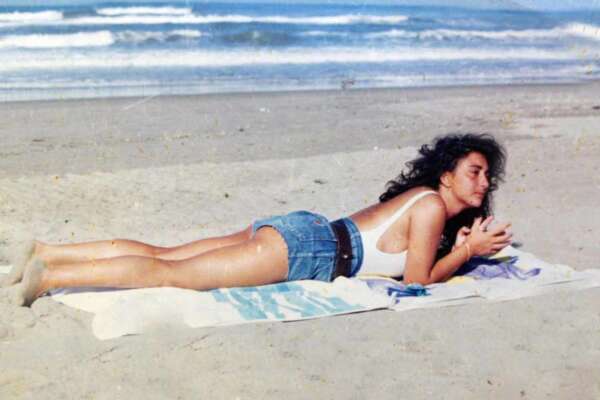 Roma, il delitto irrisolto di via Poma diventa una serie tv: “Un palazzo abitato da uomini potenti, amici di poliziotti e magistrati. Con un’unica donna: una ragazzina uccisa”