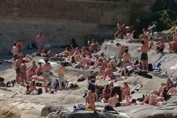 Napoli, sangue sugli scogli di Marechiaro: bagnino accoltellato da 16enne dopo lite per un lettino