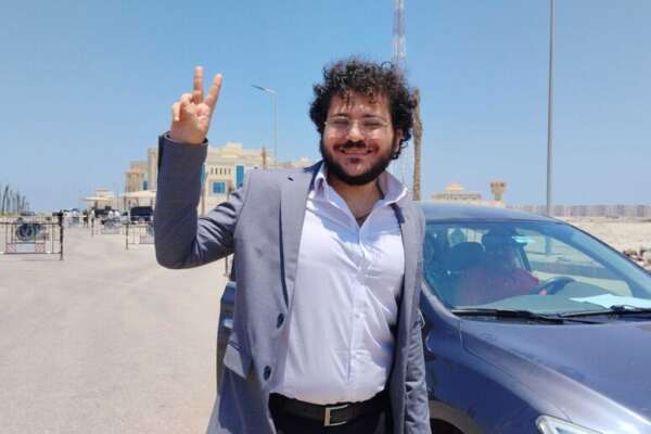 Patrick Zaki passa il controllo passaporti a Il Cairo ma rifiuta l’aereo di Stato e Meloni storce il naso “Non pretendo riconoscenza”