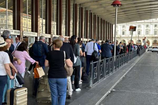 Roma, stazione Termini: tre tassisti per 100 persone in coda. Il problema dei taxi introvabili dev’essere risolto subito, situazione insostenibile | E loro intanto prevedono l’aumento delle tariffe