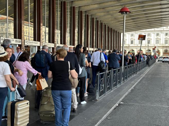 Roma, stazione Termini: tre tassisti per 100 persone in coda. Il problema dei taxi introvabili dev’essere risolto subito, situazione insostenibile | E loro intanto prevedono l’aumento delle tariffe
