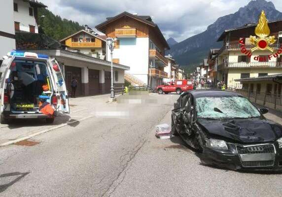 Cadore, tragico incidente: morti sul colpo bimbo di 2 anni, papà e nonna | Il nonno assiste alla scena e si sente male | Si stava celebrando un funerale a poca distanza, la gente accorre in soccorso