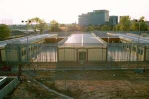 Milano brucia. Migranti appiccano il fuoco al Cpr di via Corelli mentre nella Rsa muoiono sei anziani tra le fiamme