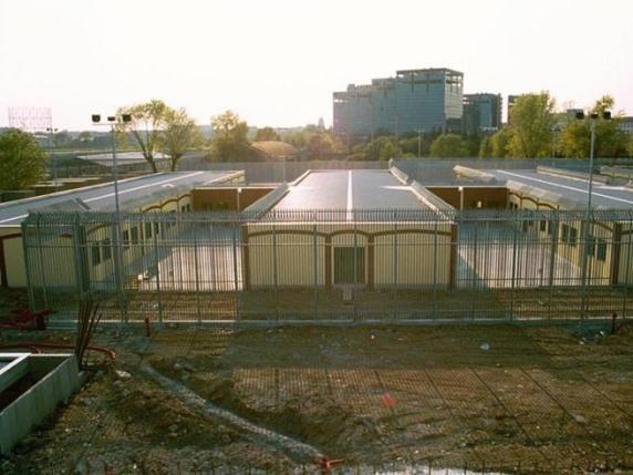 Milano brucia. Migranti appiccano il fuoco al Cpr di via Corelli mentre nella Rsa muoiono sei anziani tra le fiamme