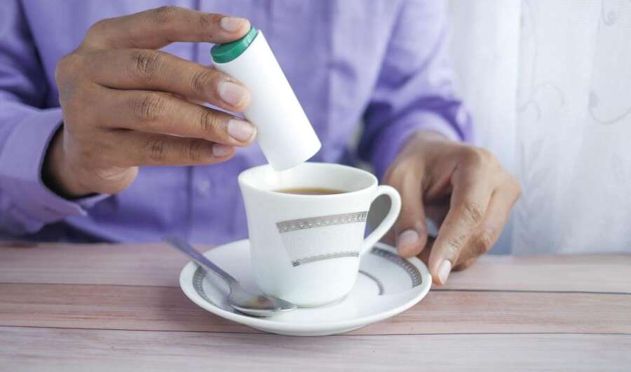 Aspartame, l’Oms assolve parzialmente il dolcificante: “possibilmente cancerogeno per l’uomo” attenzione a dose massima giornaliera