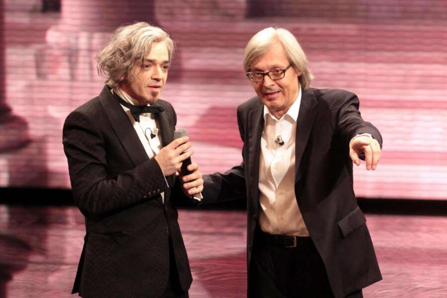 Foto Cosima Scavolini/Lapresse18-05-2011 RomaSpettacoloTrasmissione "Ci tocca anche Vittorio Sgarbi: or vi sbigottirà" in onda su Rai UnoNella foto  Vittorio Sgarbi e MorganPhoto Cosima Scavolini/Lapresse18-05-2011 RomeEntertainmentTv program "Ci tocca anche Vittorio Sgarbi: or vi sbigottirà"In the photo   Vittorio Sgarbi e Morgan