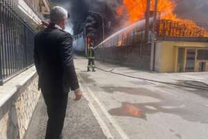 Incendio a Sant’Antonio Abate, distrutta fabbrica: evacuate abitazioni, rogo nato ‘grazie’ ai fuochi d’artificio per la festa