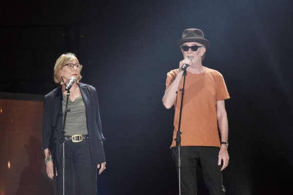 Foto LaPresse – Alessandro Pone
07 Giugno, Napoli (Italia)
Cronaca
Stadio San Paolo, concerto PINO E’ in tributo a Pino Daniele, sul palco tantissimi artisti in ricordo dell’artista napoletano scomparso per un infarto. Più di 40mila gli spettatori. Francesco De Gregori e Alessandra Gobbi

Photo LaPresse – Alessandro Pone
07 June, Naples
Stadio San Paolo, concert PINO E’ is a tribute to Pino Daniele, on stage many artists in memory of the Neapolitan artist who died of a heart attack. More than 40 thousand spectators.Francesco De Gregori and Alessandra Gobbi