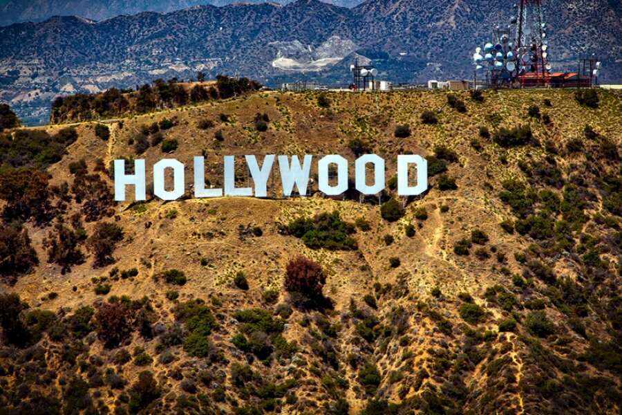 Hollywood, perché attori e sceneggiatori sono in sciopero: paghe basse ‘grazie’ allo streaming e rischio intelligenza artificiale