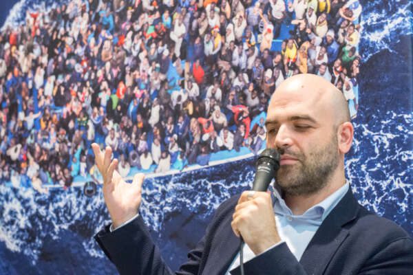 Foto Carlo Cozzoli – LaPresse
01-07-19 Milano ( Italia )
Cronaca
Roberto Saviano presenta il libro In Mare Non Esistono Taxi alla Fondazione Forma
Nella foto Roberto Saviano