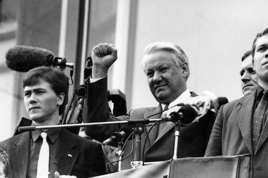 22-08-1991 Mosca
Archivio Storico
Boris Nikolayevich Yeltsin (1 febbraio 1931 – 23 aprile 2007) è stato un politico sovietico e russo e il primo presidente della Federazione Russa, dal 1991 1999.
Nella foto: Boris Nikolayevich Yeltsin il presidente della federazione Russa ELTSIN alza il pugno destro