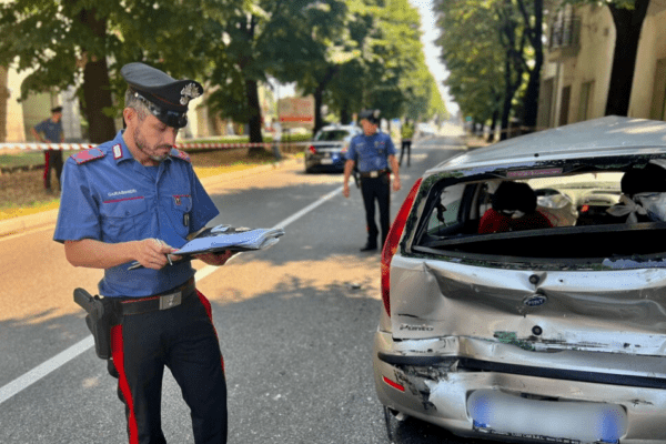 Milano, a Seregno un uomo in auto è stato assalito da un comando armato in pieno giorno: la macchina crivellata di colpi come nei film di Camorra Milano, a Seregno un uomo in auto è stato assalito da un comando armato in pieno giorno: la macchina crivellata di colpi come nei film di Camorra