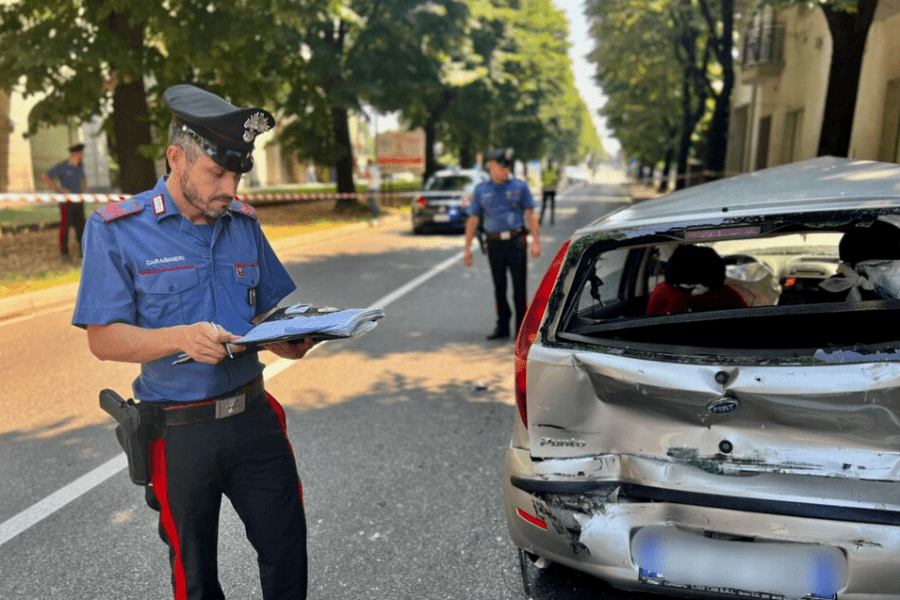 Milano, a Seregno un uomo in auto è stato assalito da un comando armato in pieno giorno: la macchina crivellata di colpi come nei film di Camorra