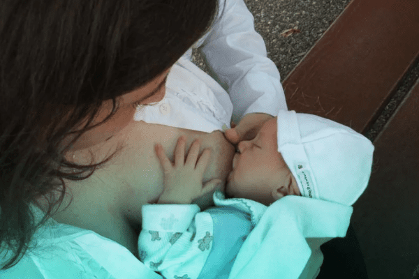 Cagliari, neonato muore tra le braccia della madre durante l’allattamento in piazza. Forse stroncato dal caldo