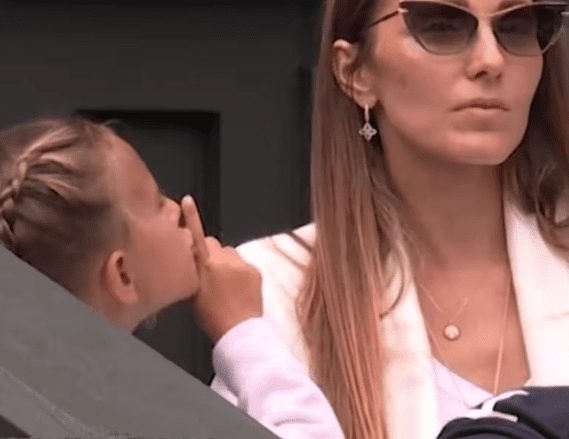 Torneo Wimbledon, il dito della figlia di Novak Djokovic rompe gli schemi inglesi: “Zitti, sta giocando” e punta a eguagliare Federer | E il figlio Stefan non è da sottovalutare