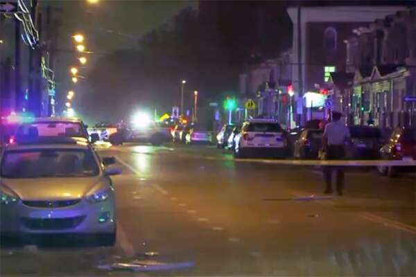 Strage a Philadelphia, scende in strada in tenuta da guerra e spara a caso: 4 morti e 8 feriti, tra cui due bimbi