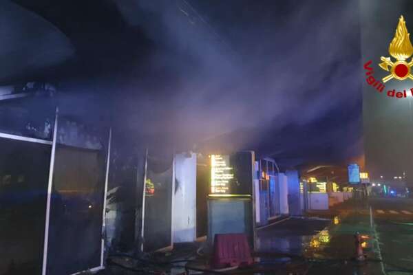 Incendio all’aeroporto di Catania, fumo e fuga dei passeggeri tra urla e lacrime: scalo chiuso fino al 19 luglio