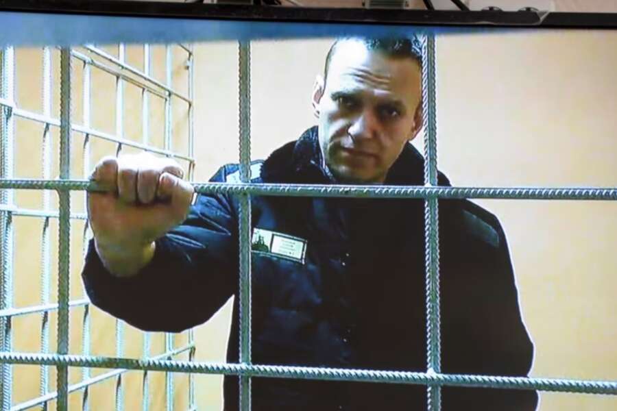 Navalny condannato a 19 anni per estremismo, Putin seppellisce in carcere l’oppositore: sorrisi alla lettura della sentenza
