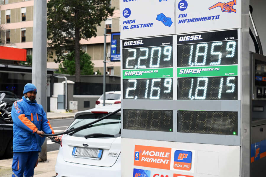 La benzina aumenta. Ed è (anche) per colpa di Giorgia | Il rincaro medio rispetto a due anni fa è del 30%