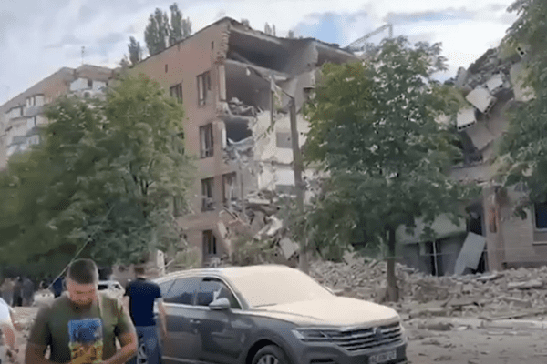 Video. Ucraina, bombardamenti russi su Kryvyi Rih. I Vigili del Fuoco in azione per salvare i superstiti intrappolati nelle macerie