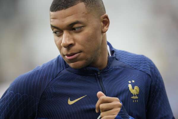 Scontri in Francia, l’appello del capitano della squadra francese Kylian Mbappé: “Stop alla violenza”