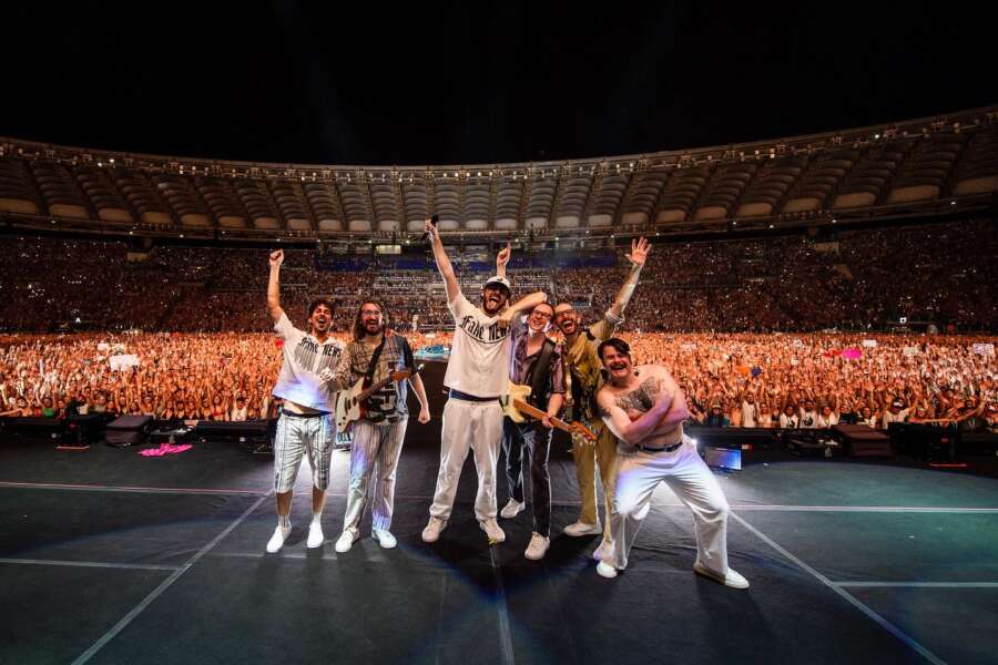 Pinguini Tattici Nucleari, il successo dei ragazzi di Bergamo che raccontano l’amore al tempo del Covid