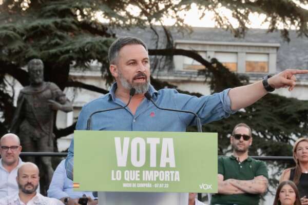 Terra bruciata: ecco il programma elettorale di Vox in Spagna. Imbarazzo dei popolari | Stop ad aborto ed eutanasia