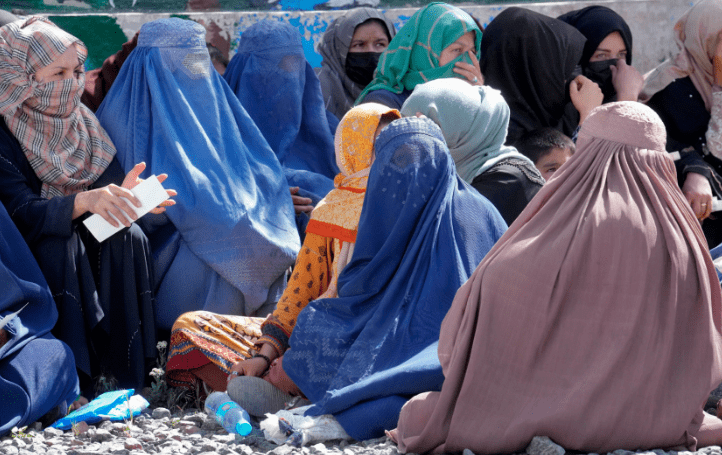 Stop alle licenze date ai saloni di bellezza femminili: l’ennesimo schiaffo dei talebani alle donne