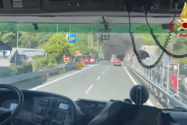 Pullman a fuoco in galleria sull’autostrada di Genova, fuga dal tunnel e traffico in tilt: intossicati e autista in camera iperbarica Pullman a fuoco in galleria sull’autostrada di Genova, fuga dal tunnel e traffico in tilt: intossicati e autista in camera iperbarica