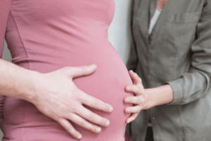 Diritti e rovesci: stavolta a farne le spese è la pratica della ‘Gestazione per altri’