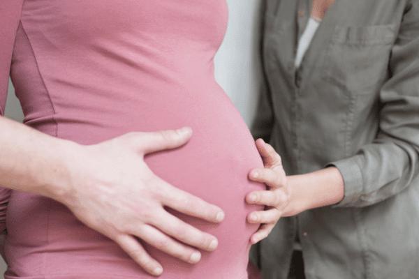 Diritti e rovesci: stavolta a farne le spese è la pratica della ‘Gestazione per altri’