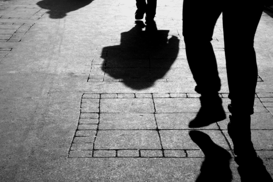 Stalking, fa condannare l’ex a 11 anni di carcere ma lui è ai domiciliari e continua a perseguitarla. Lei si suicida per la paura a 33 anni