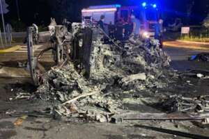 Milano, incidente Limbiate: un Suv si cappotta e prende fuoco: “Ragazzini facevano gara clandestina di velocità”