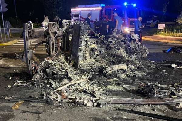 Milano, incidente Limbiate: un Suv si cappotta e prende fuoco: “Ragazzini facevano gara clandestina di velocità” Milano, incidente Limbiate: un Suv si cappotta e prende fuoco: “Ragazzini facevano gara clandestina di velocità”