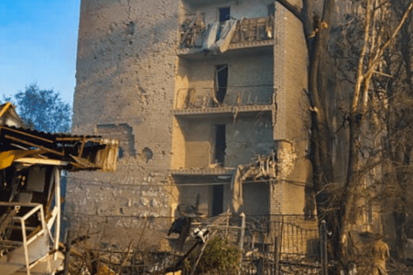 Ucraina, due le vittime causate dal raid russo su Zaporizhzhzia. Zelensky: “Non dimenticheremo né perdoneremo nulla”