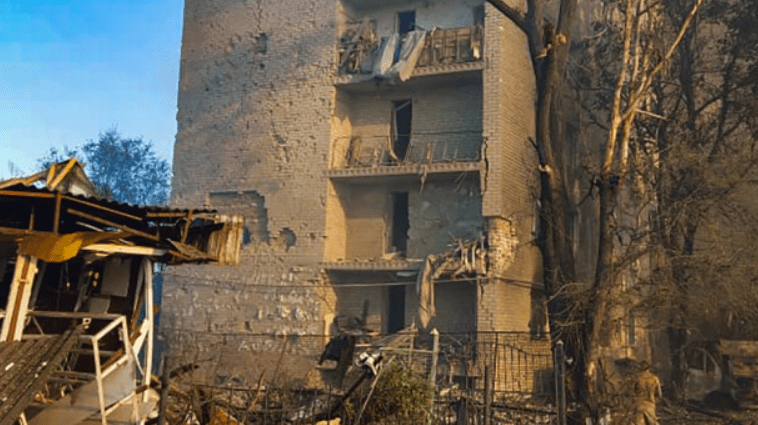 Ucraina, due le vittime causate dal raid russo su Zaporizhzhzia. Zelensky: “Non dimenticheremo né perdoneremo nulla”