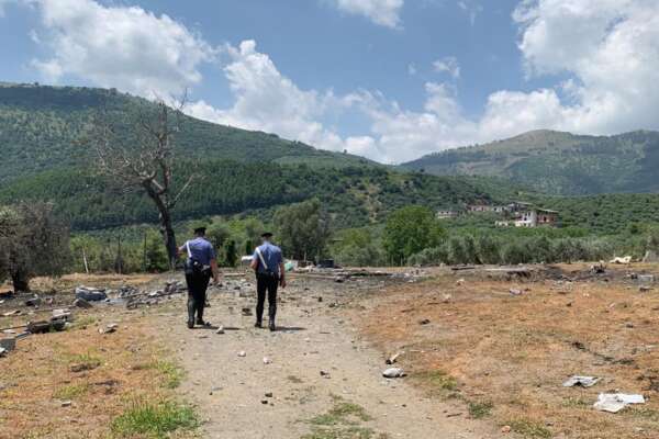 Laboratorio di fuochi d’artificio esplode e si sbriciola: morto un uomo di 51 anni nel Napoletano