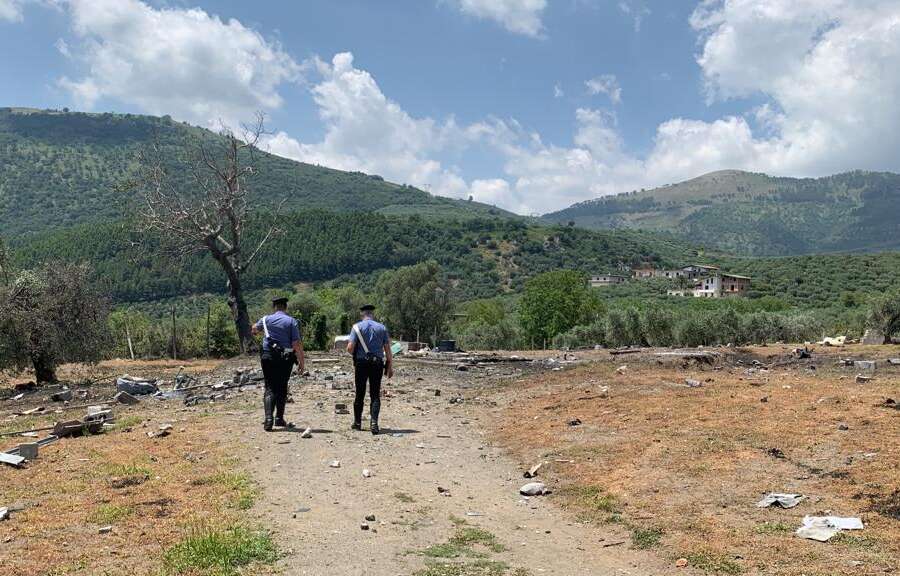 Laboratorio di fuochi d’artificio esplode e si sbriciola: morto un uomo di 51 anni nel Napoletano