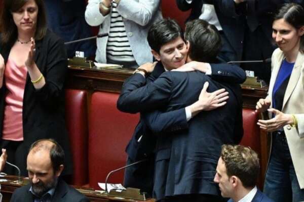 Conte, Speranza e l’abbraccio di chi teme la commissione d’inchiesta sul Covid: e al PD di Schlein non rimane che applaudire Conte, Speranza e l’abbraccio di chi teme la commissione d’inchiesta sul Covid: e al PD di Schlein non rimane che applaudire