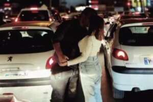 Iran, riparte la caccia alle donne senza velo: “Ce lo chiede la popolazione, rafforzare fondamenta della famiglia”