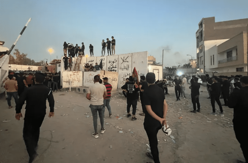 Assaltata da una folla di manifestanti l’ambasciata svedese in Iraq, protesta per il rogo del Corano