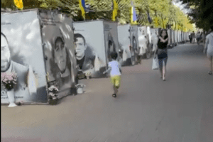 Ucraina, una madre chiede a suo figlio “Dov’è papà?”. E il bimbo corre a baciare il ritratto dell’eroe caduto