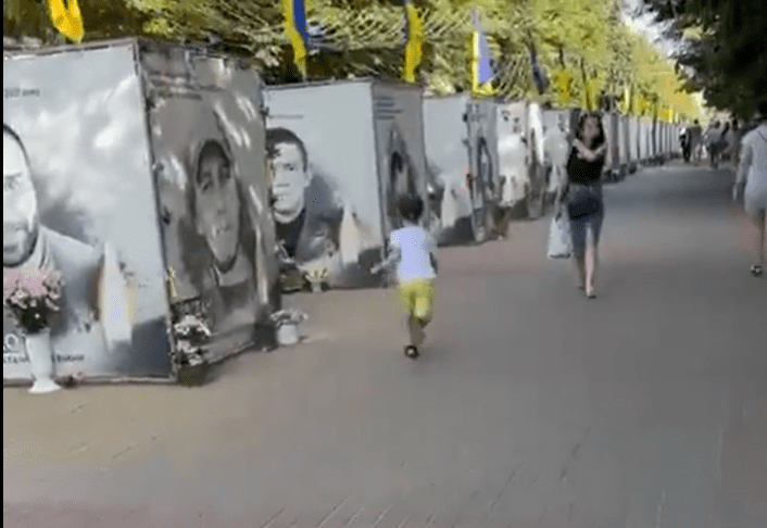 Ucraina, una madre chiede a suo figlio “Dov’è papà?”. E il bimbo corre a baciare il ritratto dell’eroe caduto