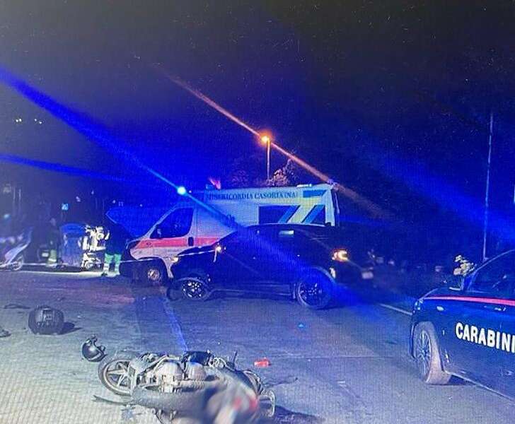 Schianto auto-moto, centauro vola, travolge ragazzina che aspettava il panino e muore sul colpo: la tragedia sulla Sorrentina