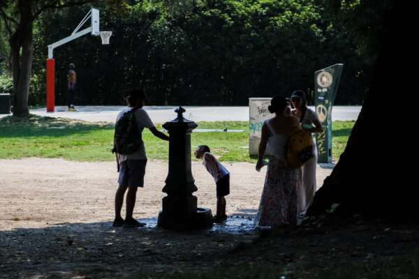 Caldo, è bollino rosso in 8 città. Allerta per anziani e fragili: medici temono boom di ricoveri in pronto soccorso