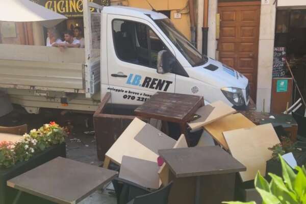 Furgone travolge tavolini di un locale a Cagliari, feriti e panico: “Mezzo lasciato senza freno a mano” Furgone travolge tavolini di un locale a Cagliari, feriti e panico: “Mezzo lasciato senza freno a mano”